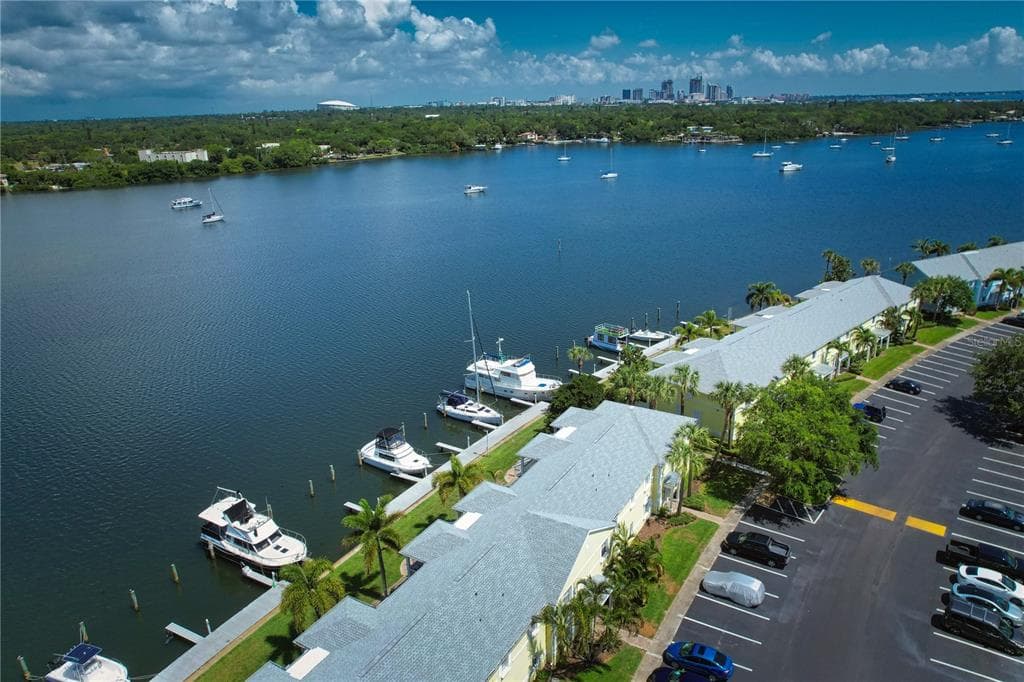 165 POMPANO DR SE ST PETERSBURG, FL 33705