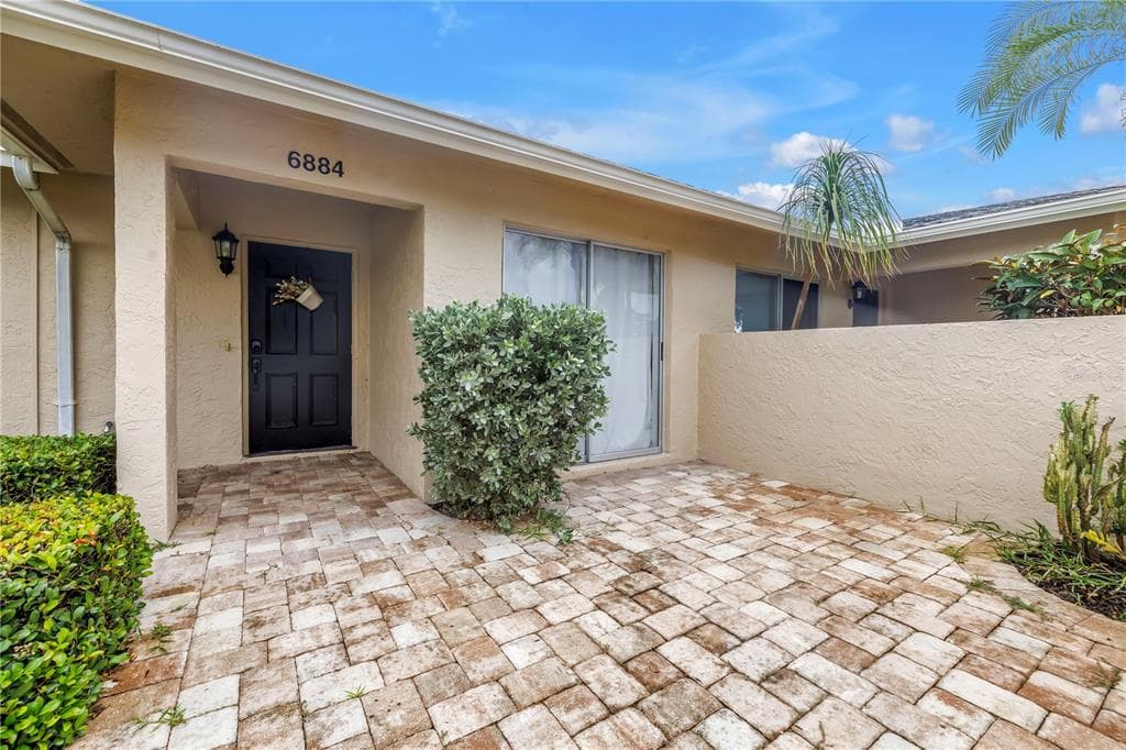 6884 W COUNTRY CLUB LANE SARASOTA, FL 34243
