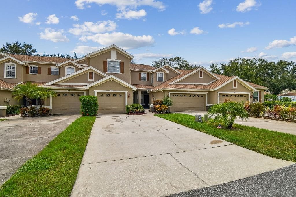 527 SPRING LAKE CIRCLE TARPON SPRINGS, FL 34688