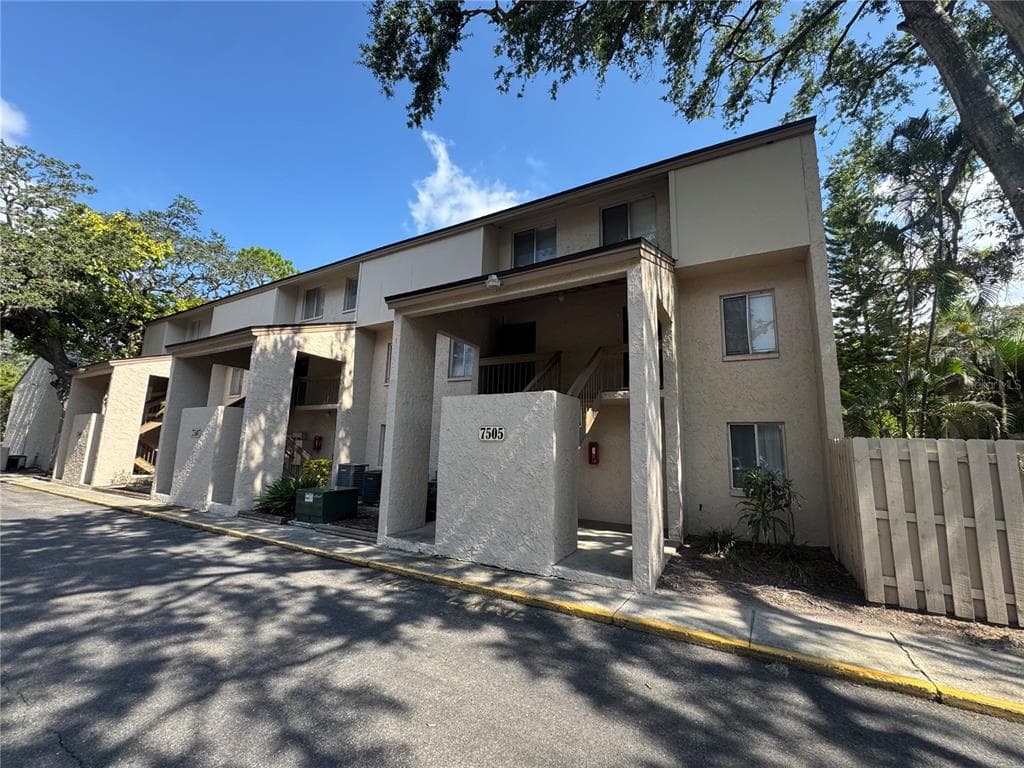 7505 PITCH PINE CIRCLE UNIT 123 TAMPA, FL 33617