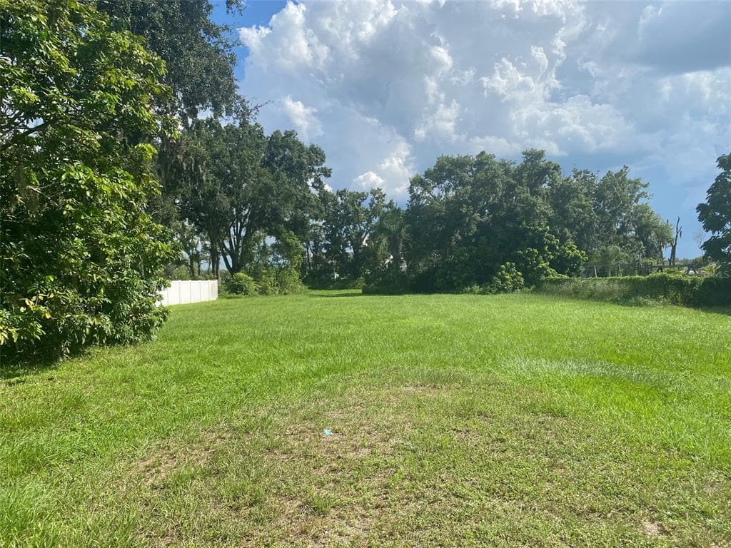 207 JOHNSON ROAD PLANT CITY, FL 33566