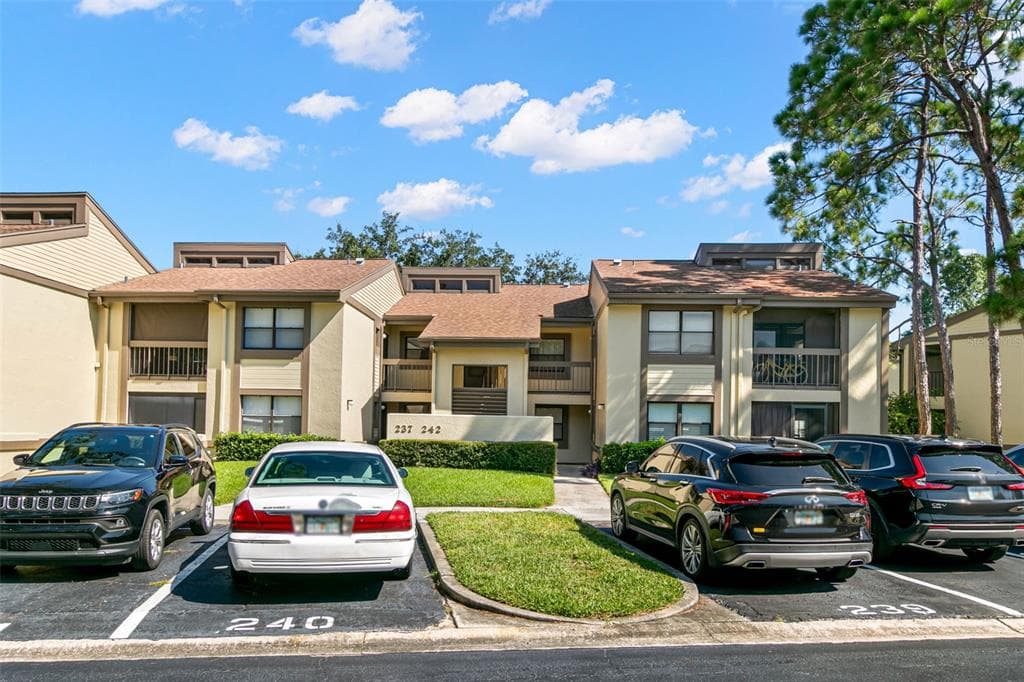 237 WOODLAKE WYNDE UNIT 237 OLDSMAR, FL 34677