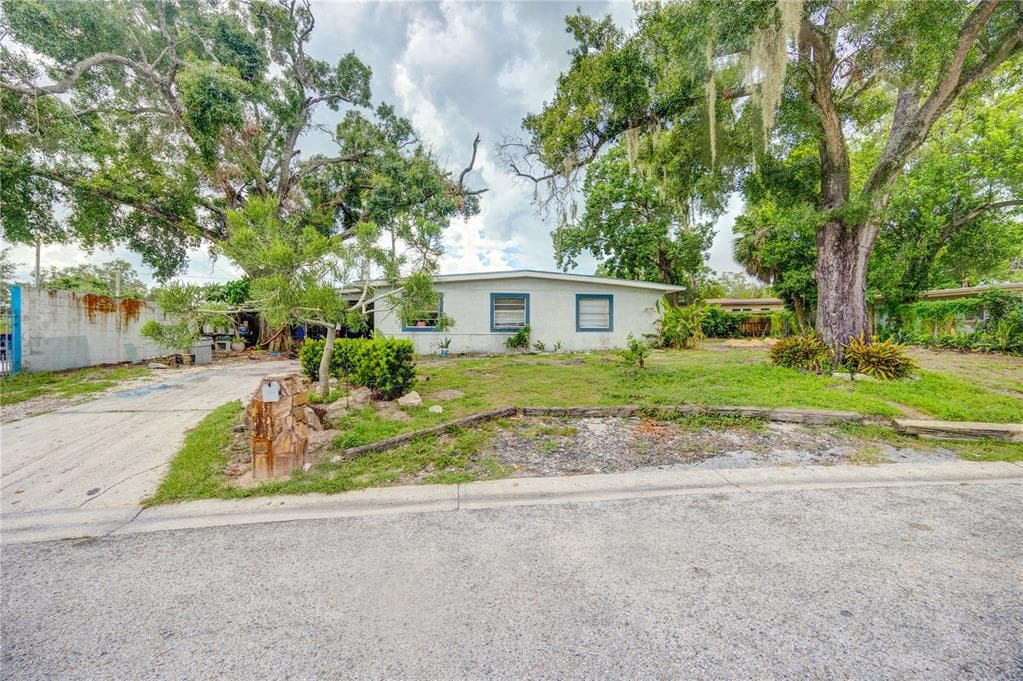 8608 BEVERLY DRIVE TAMPA, FL 33617