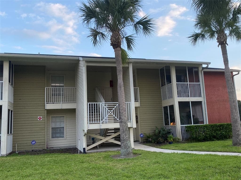 221 LAKE BROOK CIRCLE UNIT 203 BRANDON, FL 33511