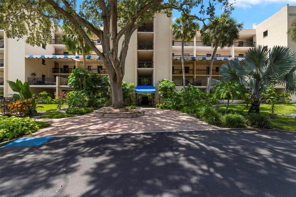 201 TARPON POINT TARPON SPRINGS, FL 34689