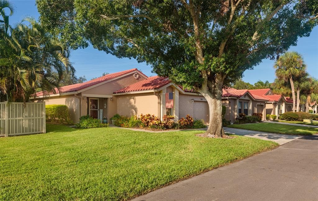 526 ST TROPEZ CIRCLE NE ST PETERSBURG, FL 33703
