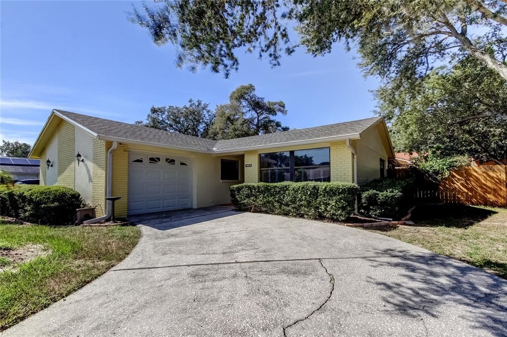 1404 CASTLEWORKS LANE TARPON SPRINGS, FL 34689