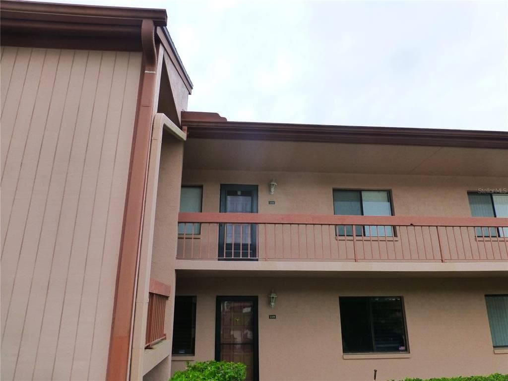 110 LAKESIDE DRIVE UNIT 10 OLDSMAR, FL 34677