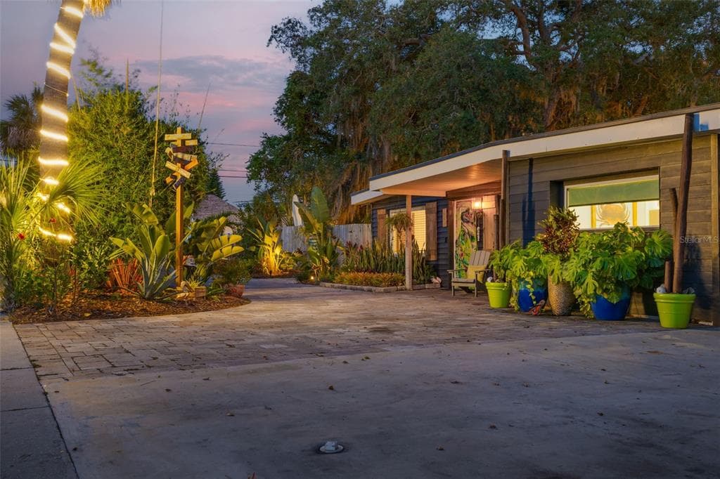 832 FLORIDA AVENUE PALM HARBOR, FL 34683