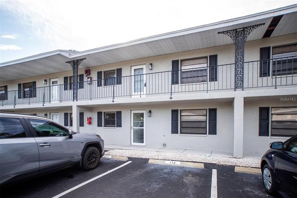 101 LAKE AVENUE NE UNIT 211 LARGO, FL 33771