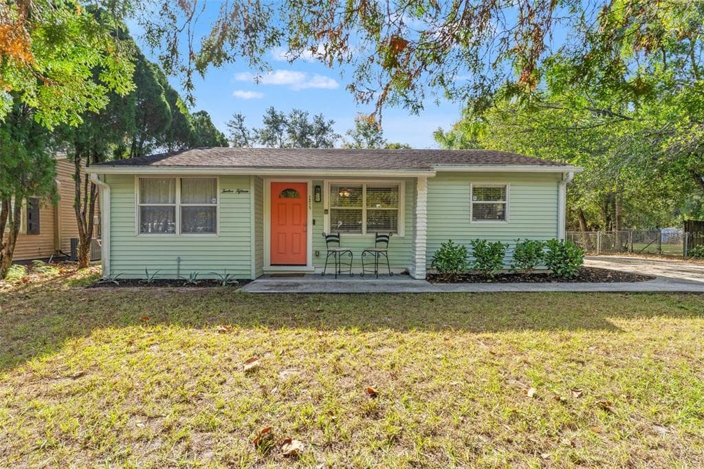 1215 E LAMBRIGHT STREET TAMPA, FL 33604