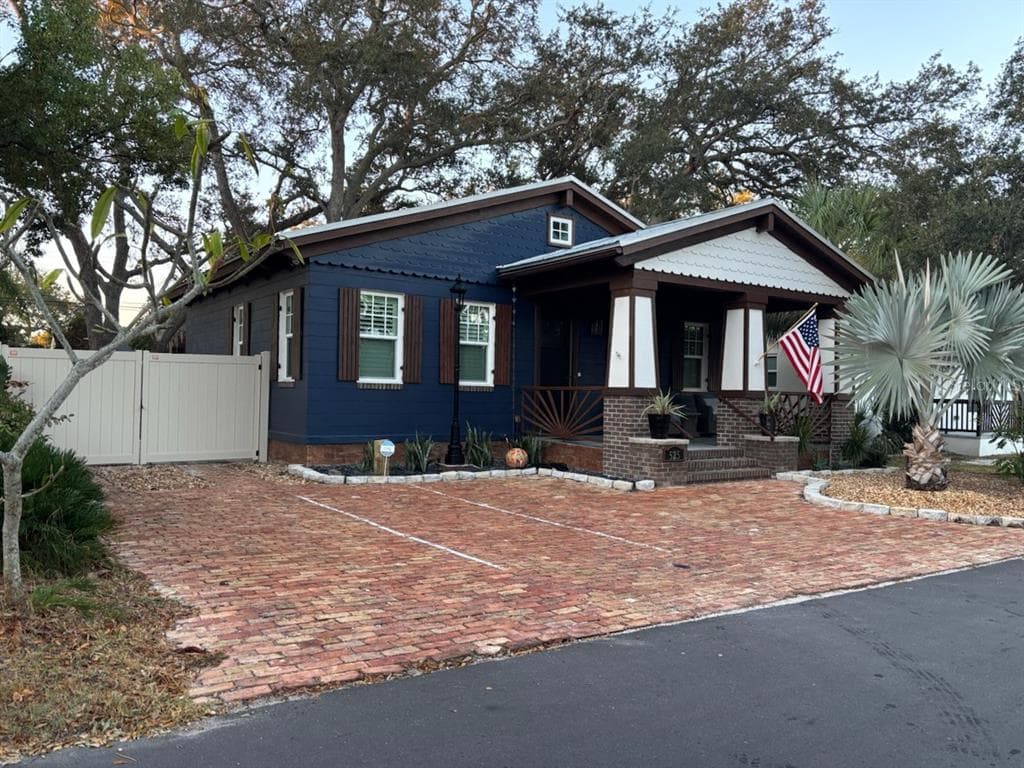 525 LEXINGTON STREET DUNEDIN, FL 34698