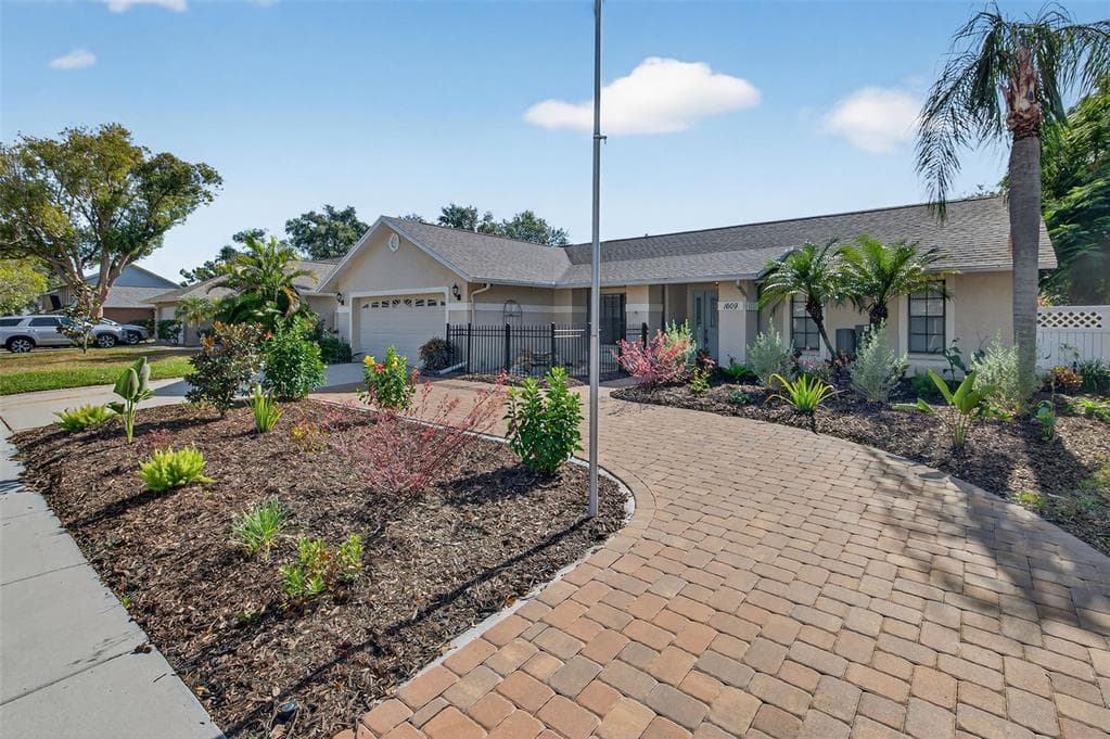 1609 SHADY LEAF DRIVE VALRICO, FL 33596