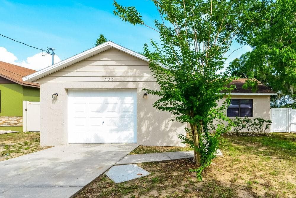 936 DORA AVENUE TAVARES, FL 32778