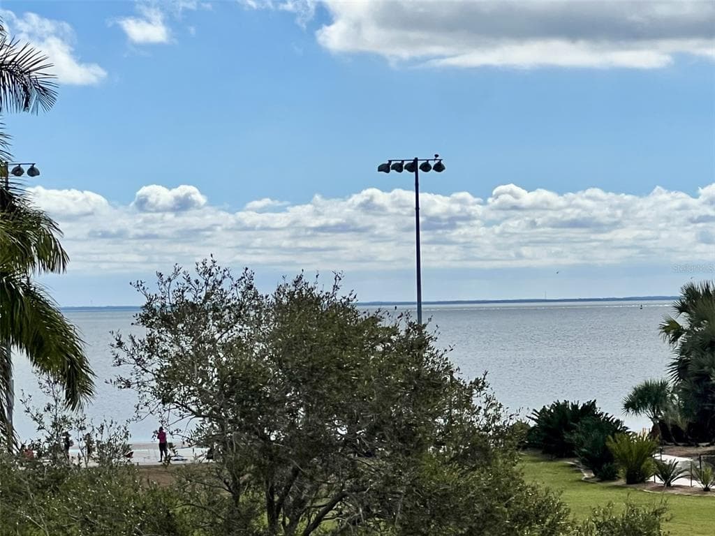 1120 N SHORE DRIVE NE UNIT 301 ST PETERSBURG, FL 33701