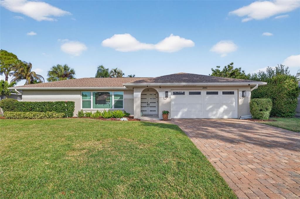 2043 TANGLEWOOD WAY NE ST PETERSBURG, FL 33702