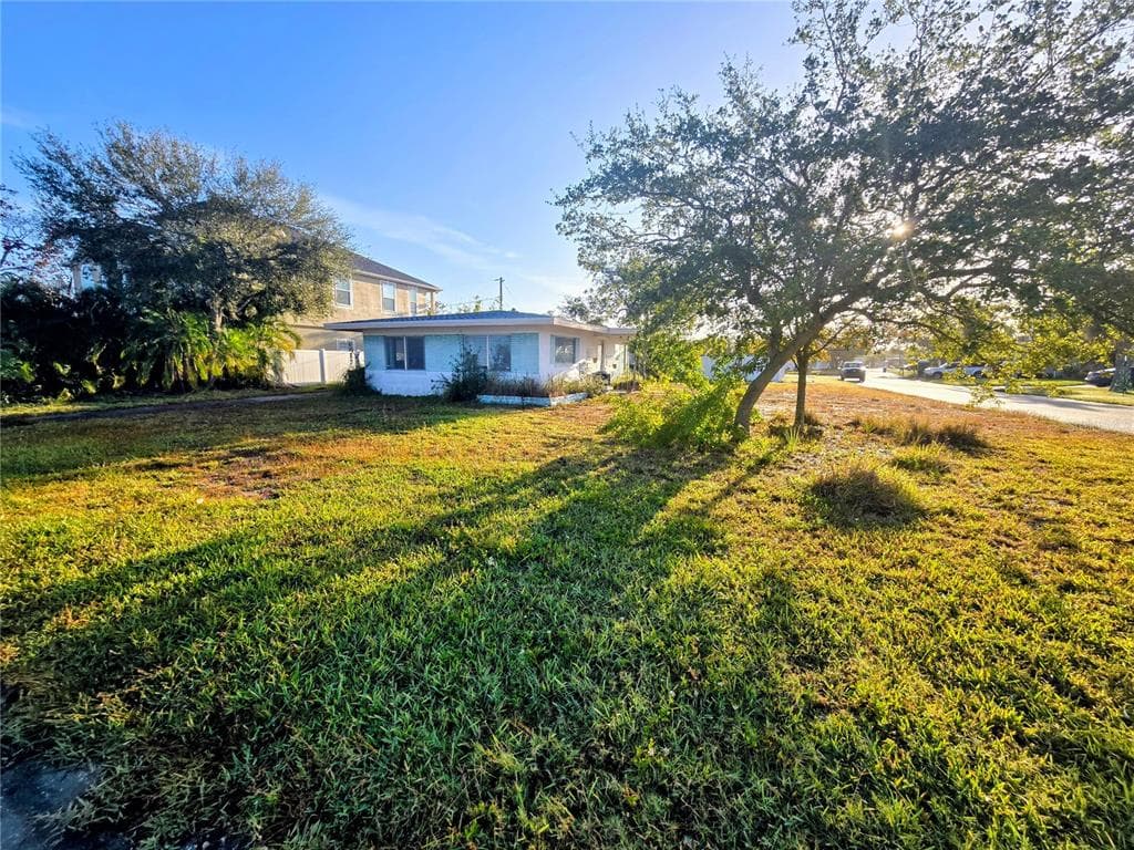 568 TRADE WINDS DRIVE DUNEDIN, FL 34698