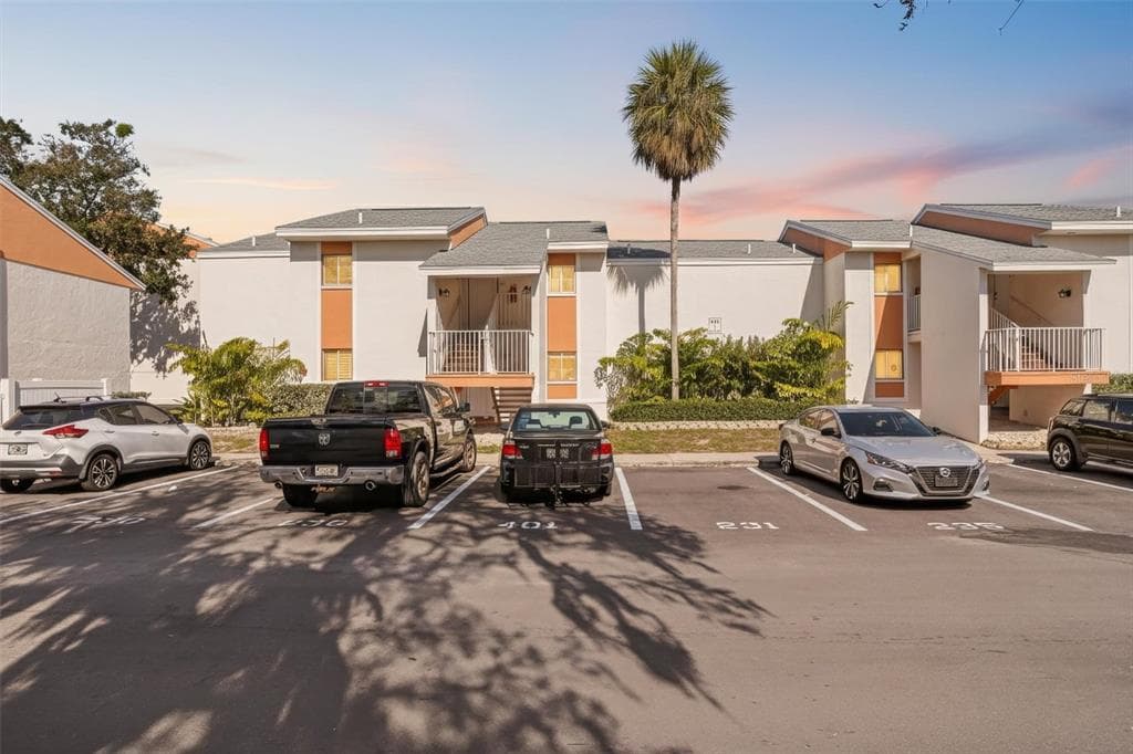 511 99TH AVENUE N UNIT 102 ST PETERSBURG, FL 33702