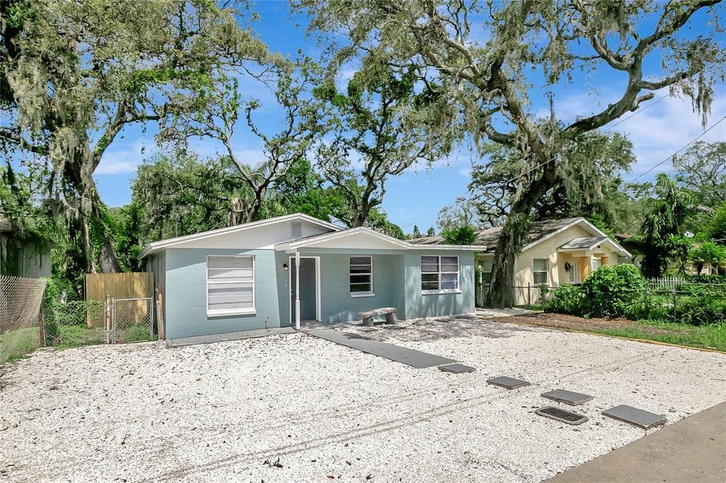 8720 N DEXTER AVENUE TAMPA, FL 33604