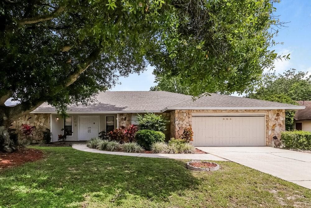 206 COLLEGE GROVE CIRCLE NE WINTER HAVEN, FL 33881