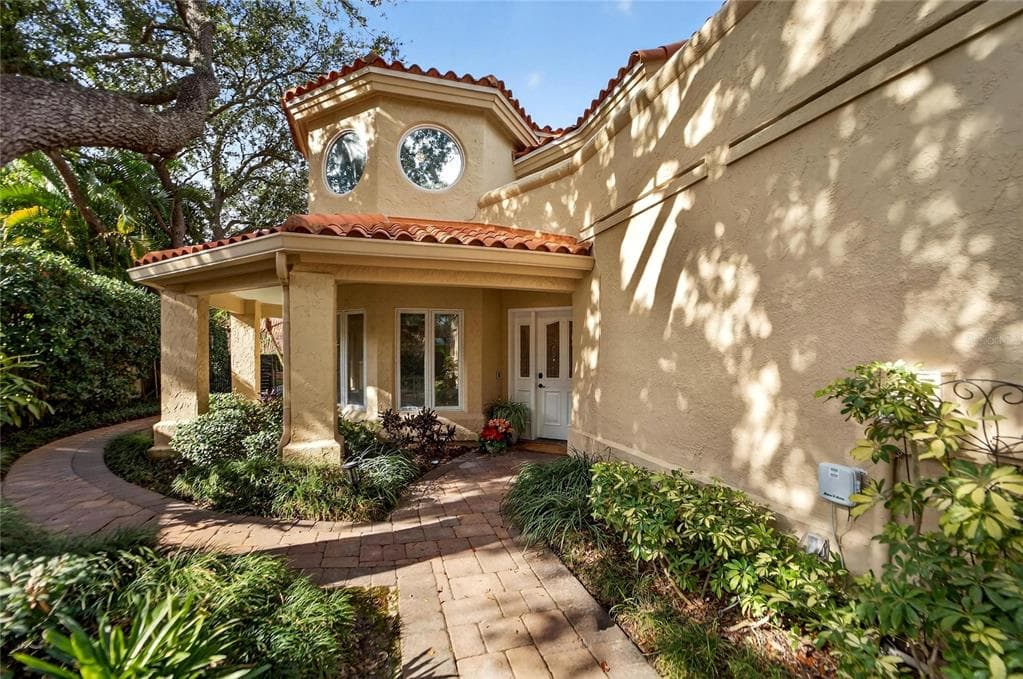 1105 FLORES DE AVILA TAMPA, FL 33613