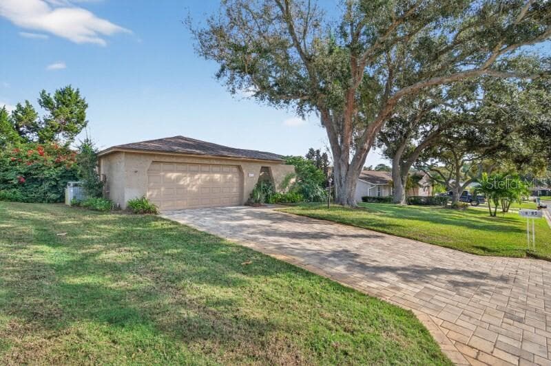 8195 COACHLIGHT CIRCLE SEMINOLE, FL 33776