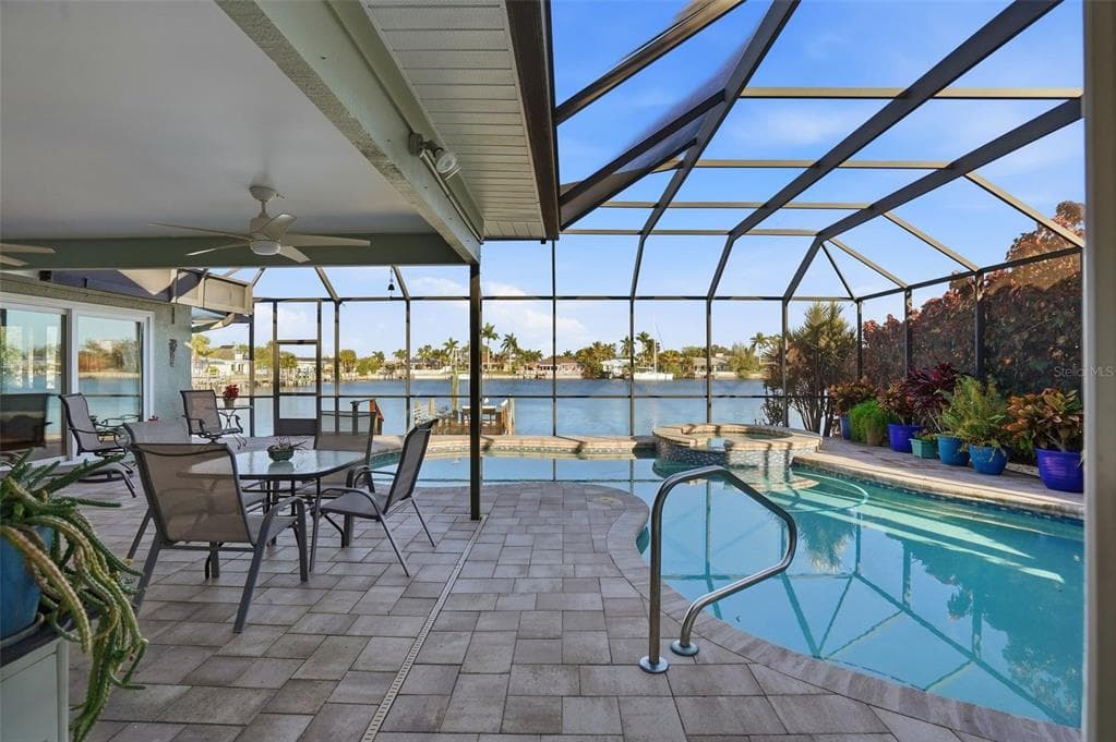 2316 S SHORE DRIVE SE ST PETERSBURG, FL 33705