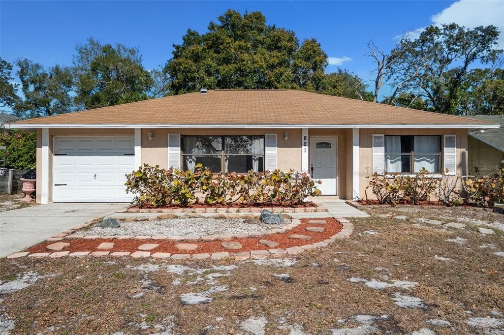 821 PINE STREET TARPON SPRINGS, FL 34689