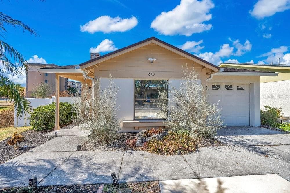 937 BUTTERCUP DRIVE LAKELAND, FL 33801