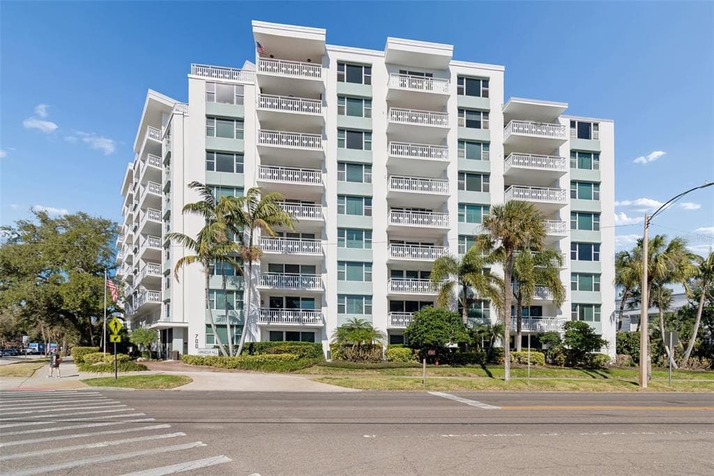 700 BEACH DRIVE NE UNIT 701 ST PETERSBURG, FL 33701