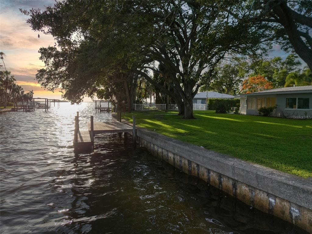 5 SHORE DRIVE