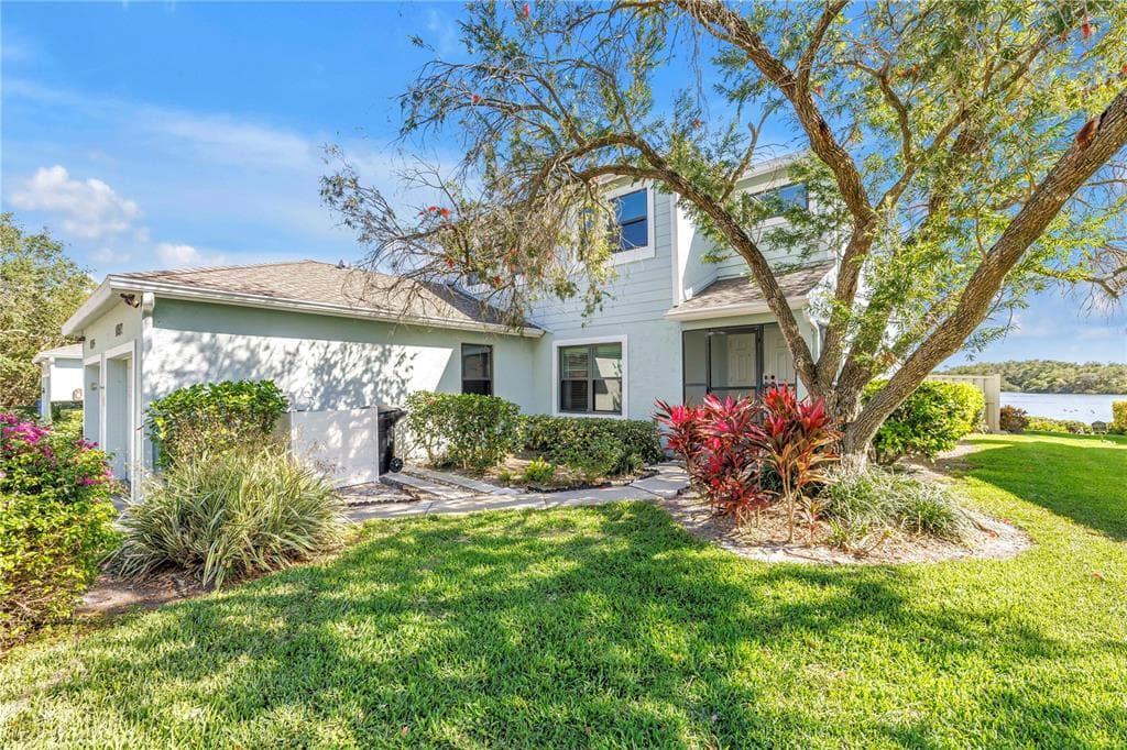 1052 SANABEL COURT NE ST PETERSBURG, FL 33702