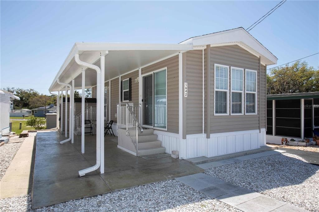 5642 OAK RIDGE AVENUE NEW PORT RICHEY, FL 34652