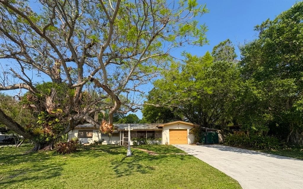 1799 LAKE CIRCLE FORT PIERCE, FL 34945