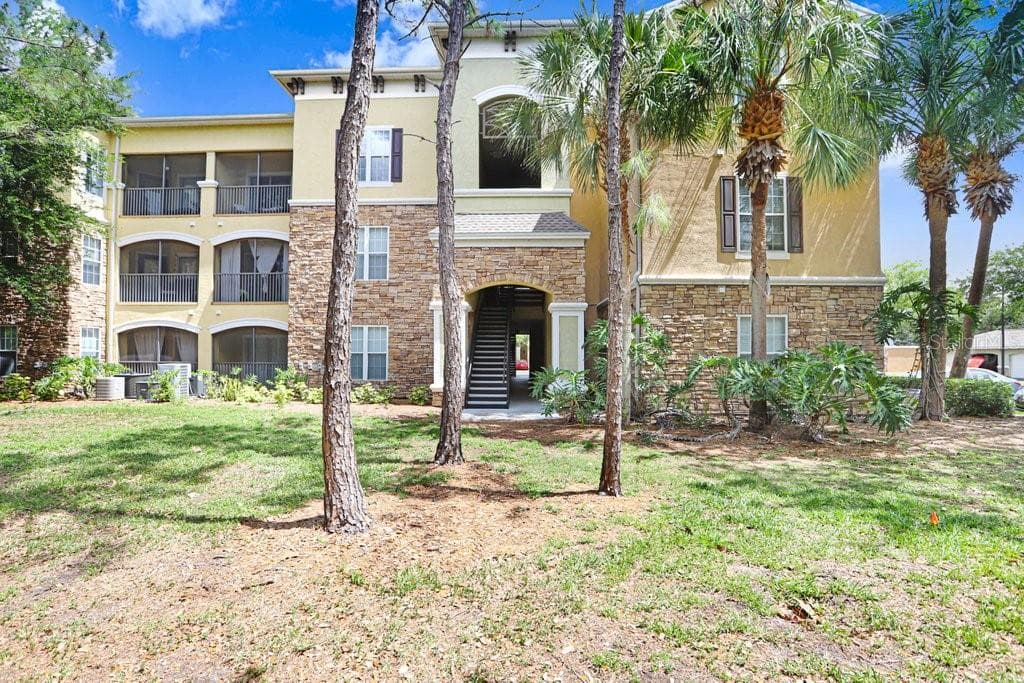2407 COURTNEY MEADOWS COURT UNIT 303 TAMPA, FL 33619