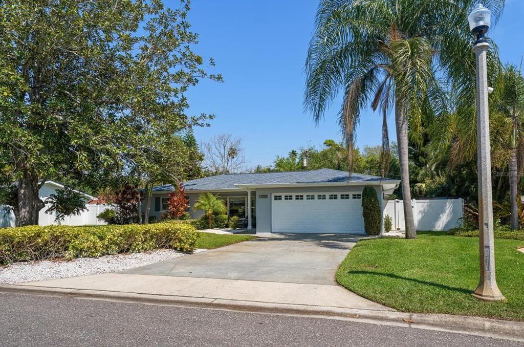 1729 LAURIE LANE BELLEAIR, FL 33756