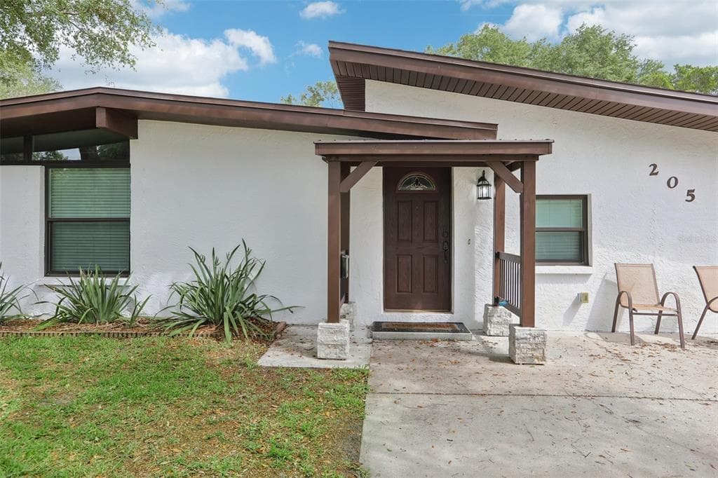 205 SE JEFFERSON CIRCLE N ST PETERSBURG, FL 33703
