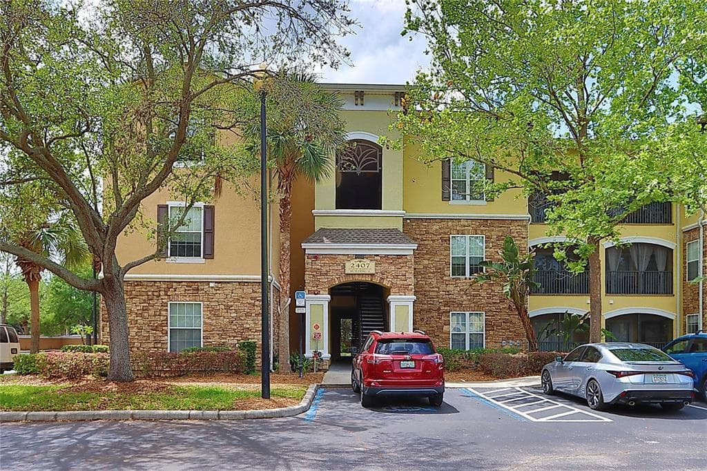 2407 COURTNEY MEADOWS COURT UNIT 103 TAMPA, FL 33619