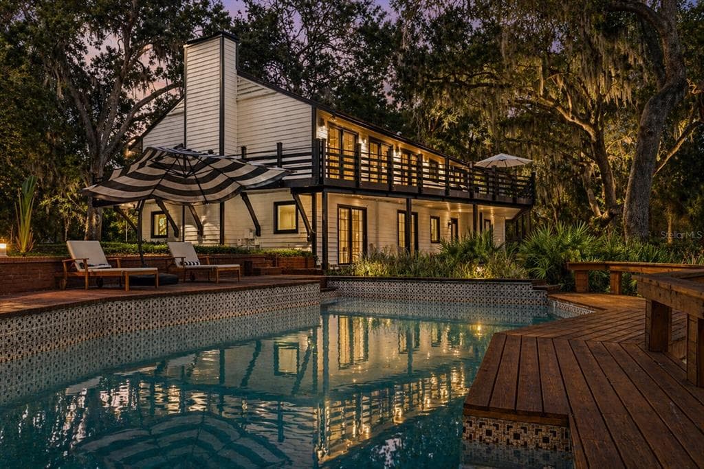 900 OAK HOLLOW PLACE