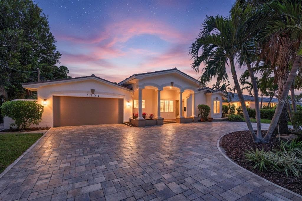 1233 EDEN ISLE DRIVE NE ST PETERSBURG, FL 33704