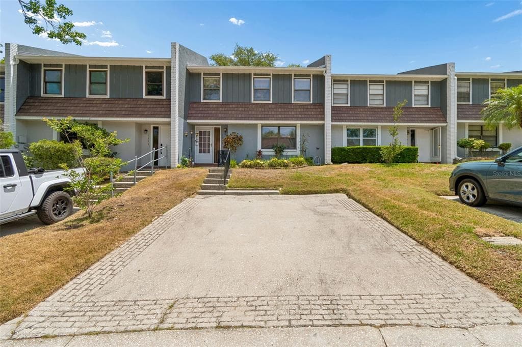 1319 ABBEY CRESCENT LANE