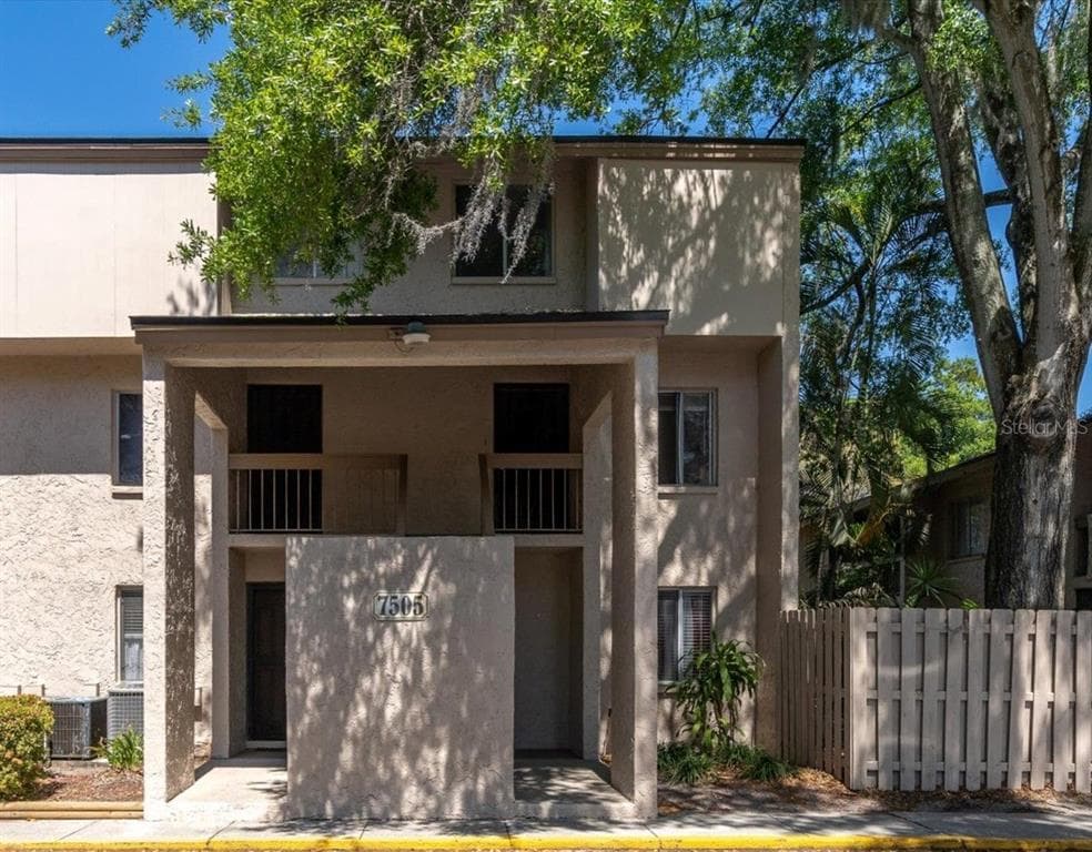 7505 PITCH PINE CIRCLE UNIT 122 TAMPA, FL 33617
