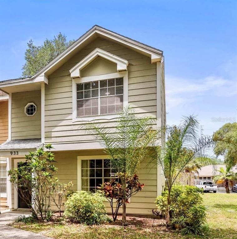 933 HAMILTON COURT