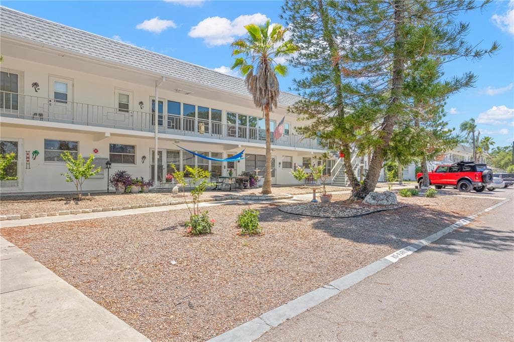 1221 DREW STREET UNIT E12 CLEARWATER, FL 33755