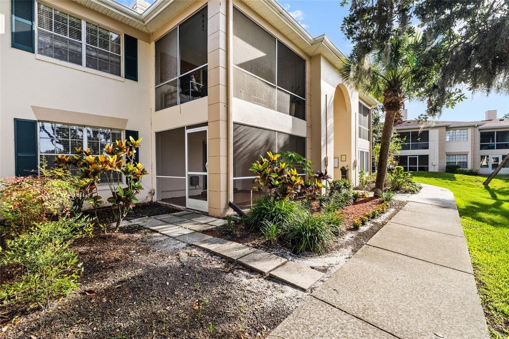 10360 CARROLLWOOD LANE UNIT 212 TAMPA, FL 33618