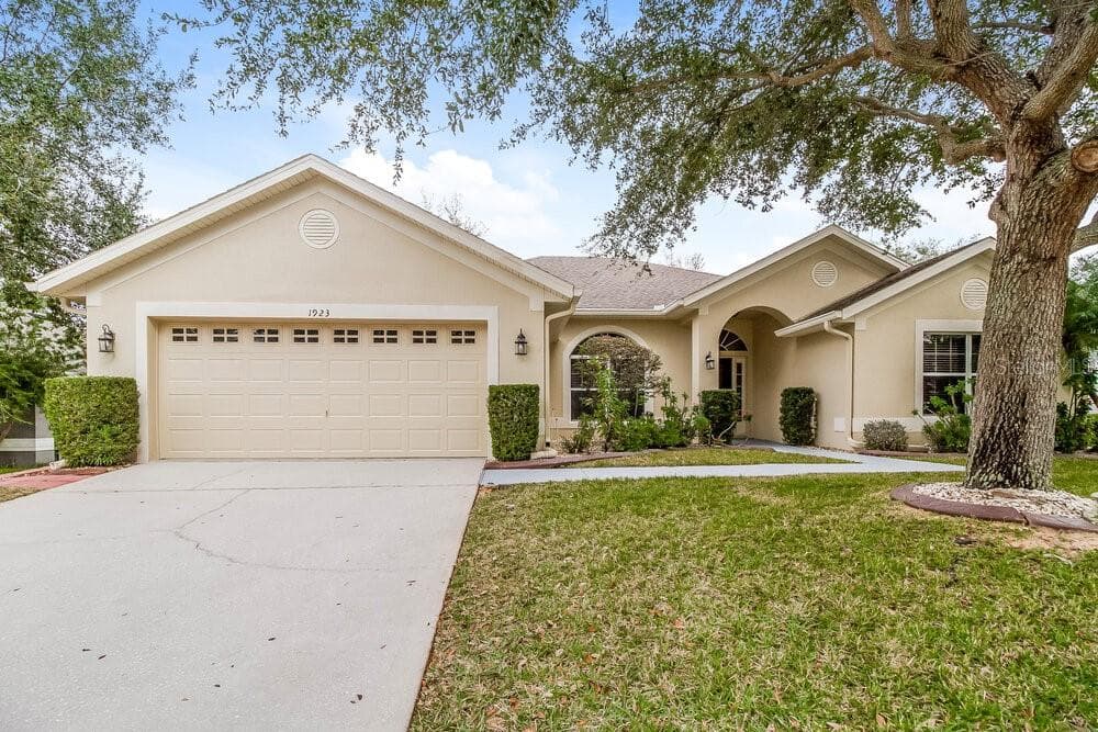 1923 SOUTHERN OAK LOOP MINNEOLA, FL 34715