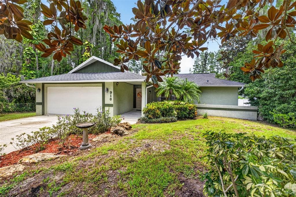 910 HILLSIDE DRIVE