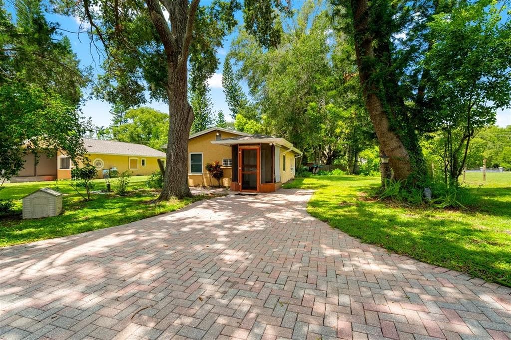 5709 LAKE LE CLARE ROAD